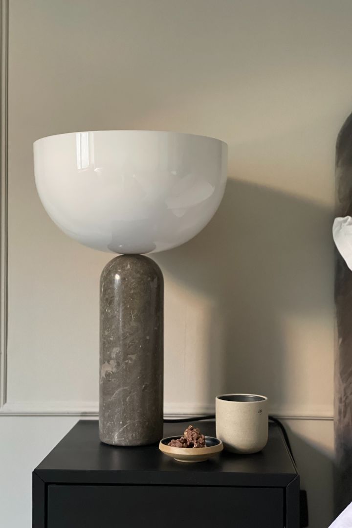 Hier zie je de Scandinavische designlampen Kizu van New Works in het huis van de Zweedse influencer @homebynicky.