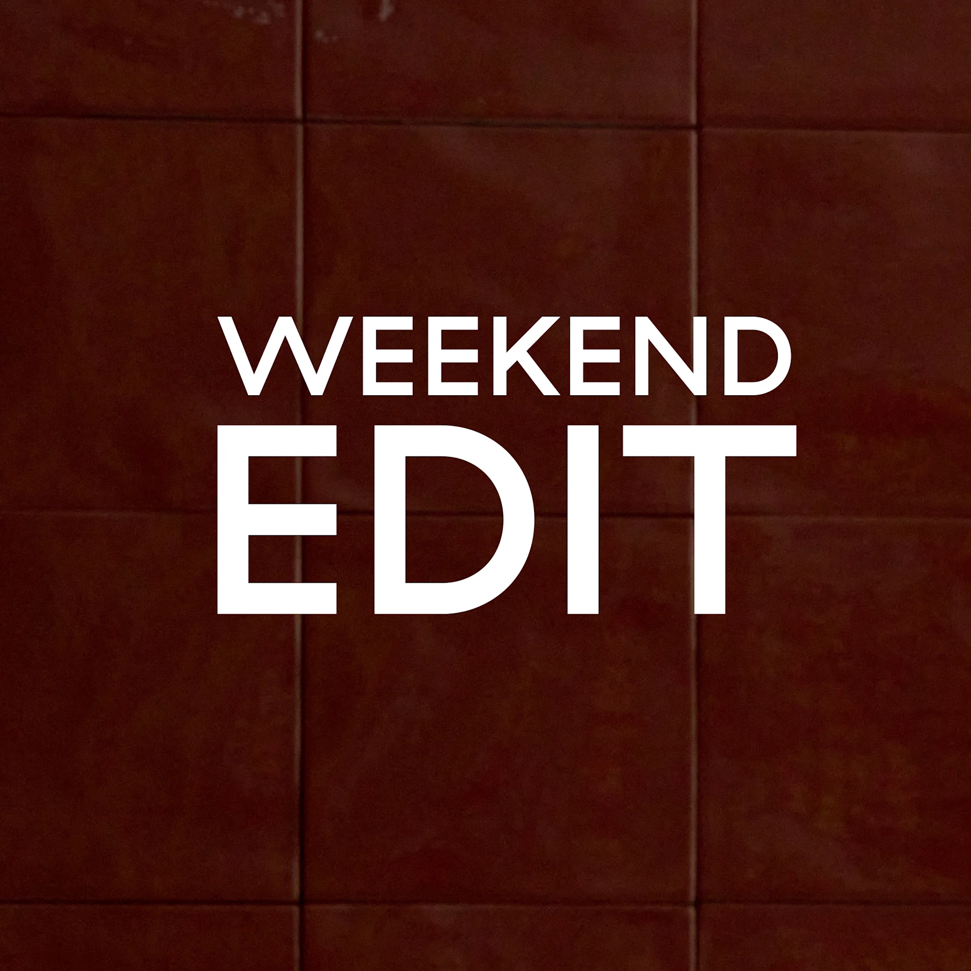Twee stoelen met gevlochten zittingen, één van licht hout, één zwart, op een houten vloer. Tekst: "Weekend Edit, Tot 50%"