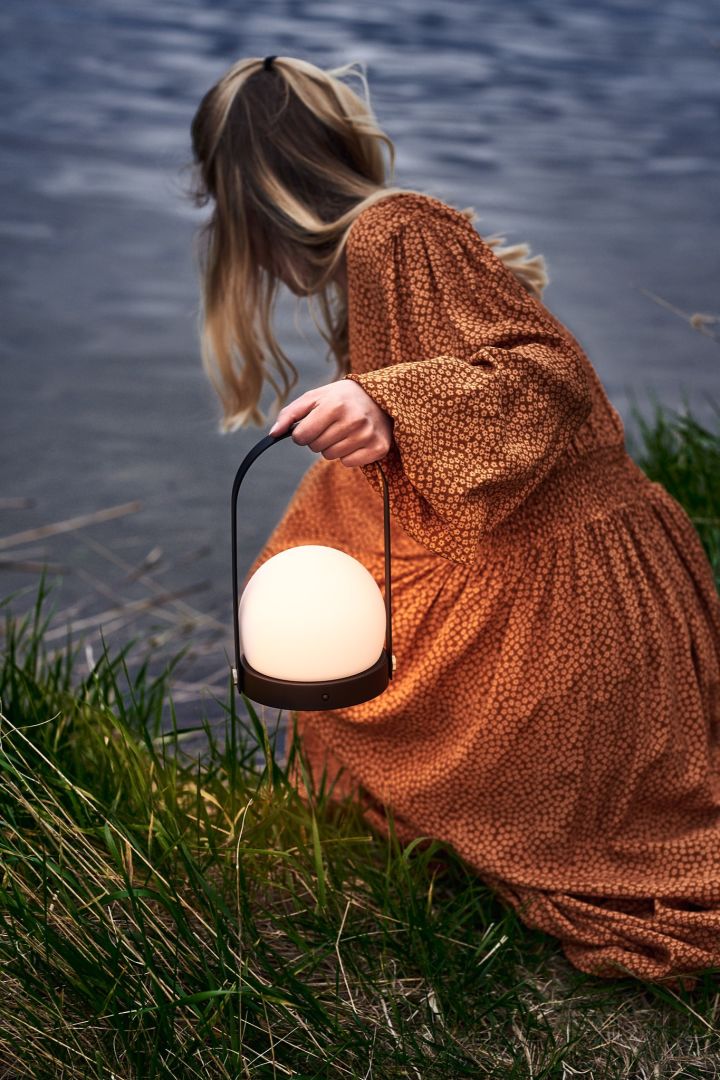 Een LED-lantaarn van Menu is geweldig om mee te nemen op een Glamping als het donker wordt. 