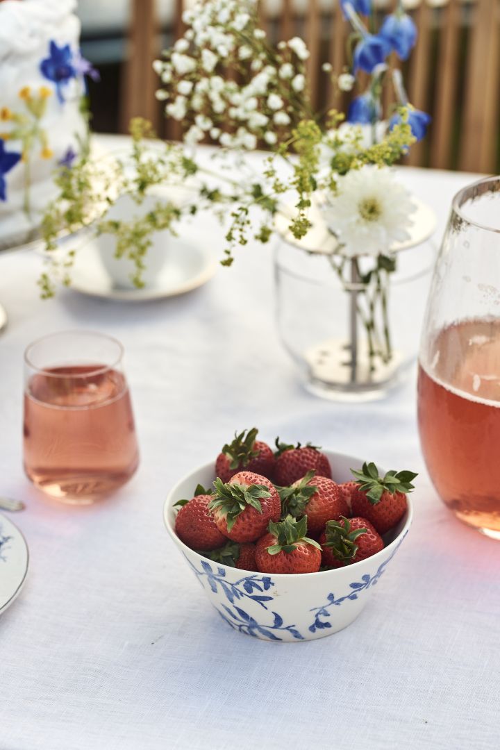 Aardbeien zijn een klassieke toevoeging aan de tafel voor een Zweeds midzomerfeest. Hier in de Havspil schaal van Scandi Living.