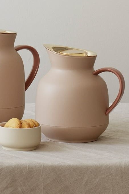 Een geweldig cadeau voor een babyshower kan ook iets voor de moeder zijn. Kersverse moeders moeten veel drinken, vooral thee – geef bijvoorbeeld de Amphora thermoskan in Soft Peach van Stelton.