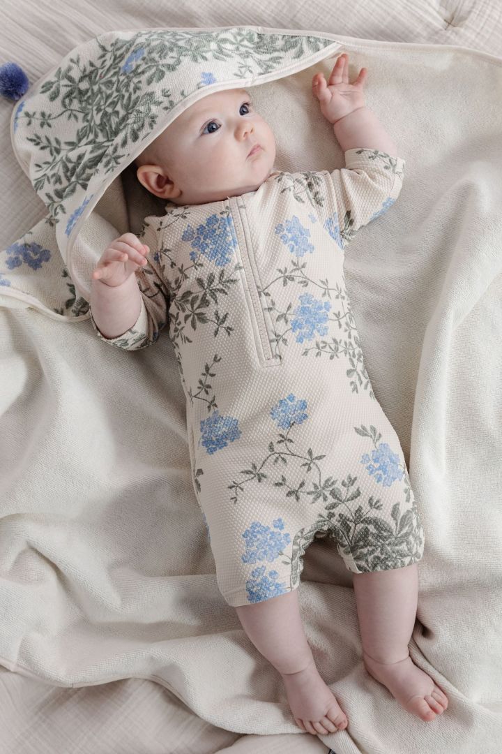 Badhanddoeken met capuchon, zoals de Plumbago Terry capuchonhanddoek van Garbo&Friends, houden de baby ook na het baden warm, wanneer deze bijzonder gevoelig is voor afkoeling. Daarom zijn handdoeken zoals deze een geweldig cadeau voor een babyshower.