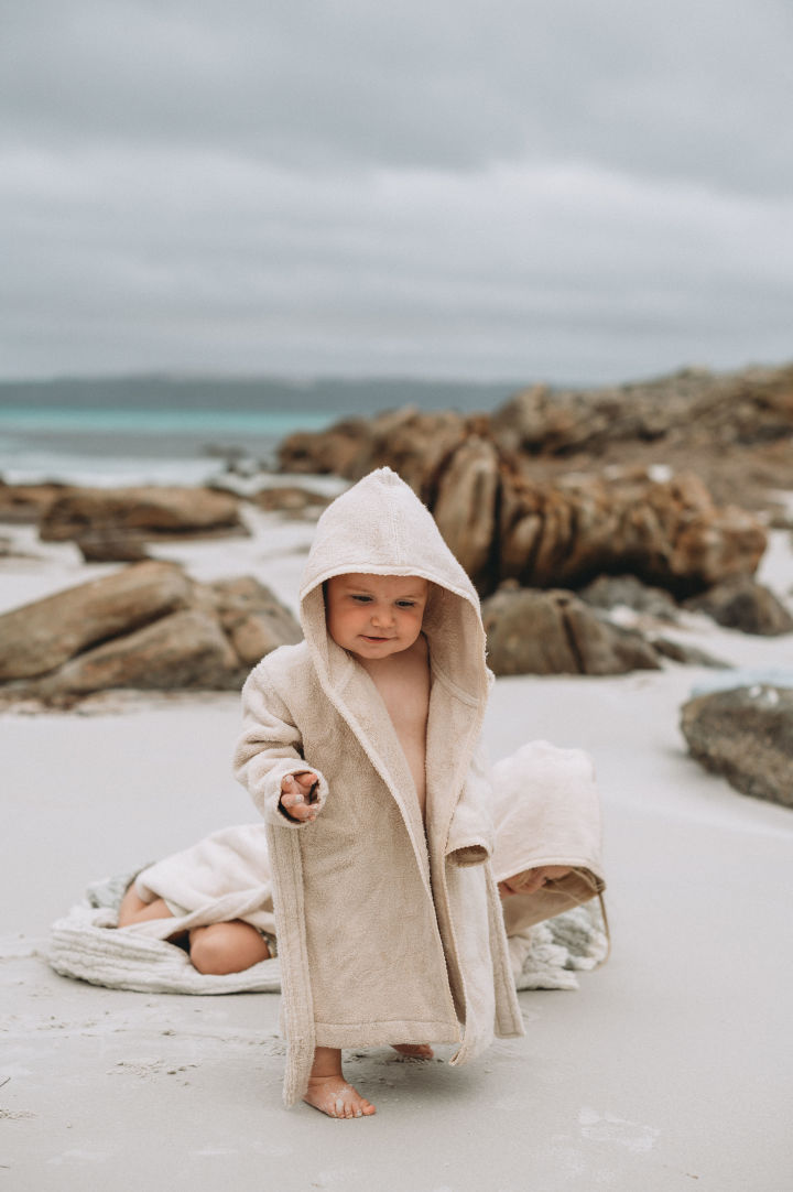 Badhanddoeken met capuchon, zoals de Sand Terry capuchonhanddoek van Garbo&Friends, houden de baby ook na het baden warm, wanneer deze bijzonder gevoelig is voor afkoeling. Daarom zijn handdoeken zoals deze een geweldig cadeau voor een babyshower.