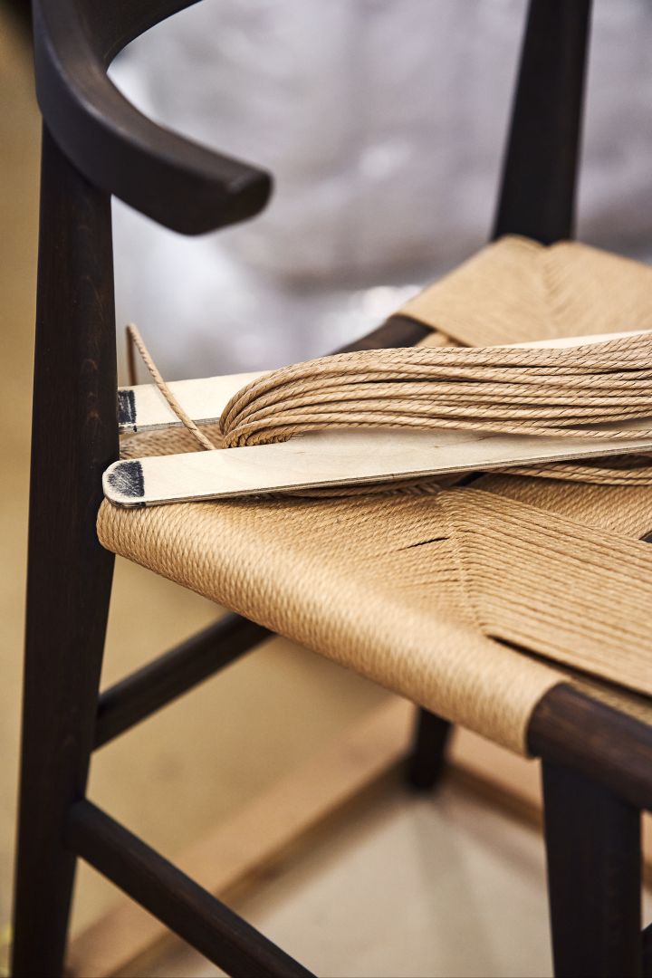 Gärsnäs: In de fabriek in Gärsnäs, Zweden, worden de stoelen gemaakt door ervaren meubelmakers, zoals de zitting van de Hedda stoel van zwart gebeitst eikenhout.