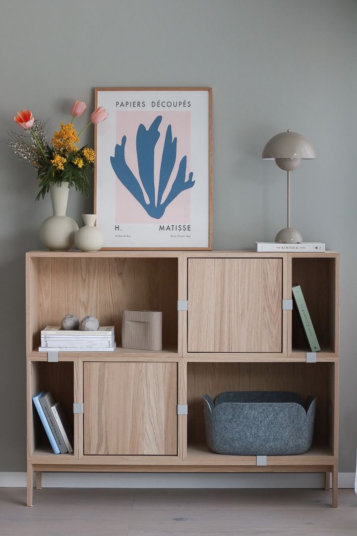 Hoe richt je een kleine hal in: inspiratie van @picsbyellen, die het Stacked plankensysteem van Muuto gebruikt om de gang meer georganiseerd en uitnodigend te maken.