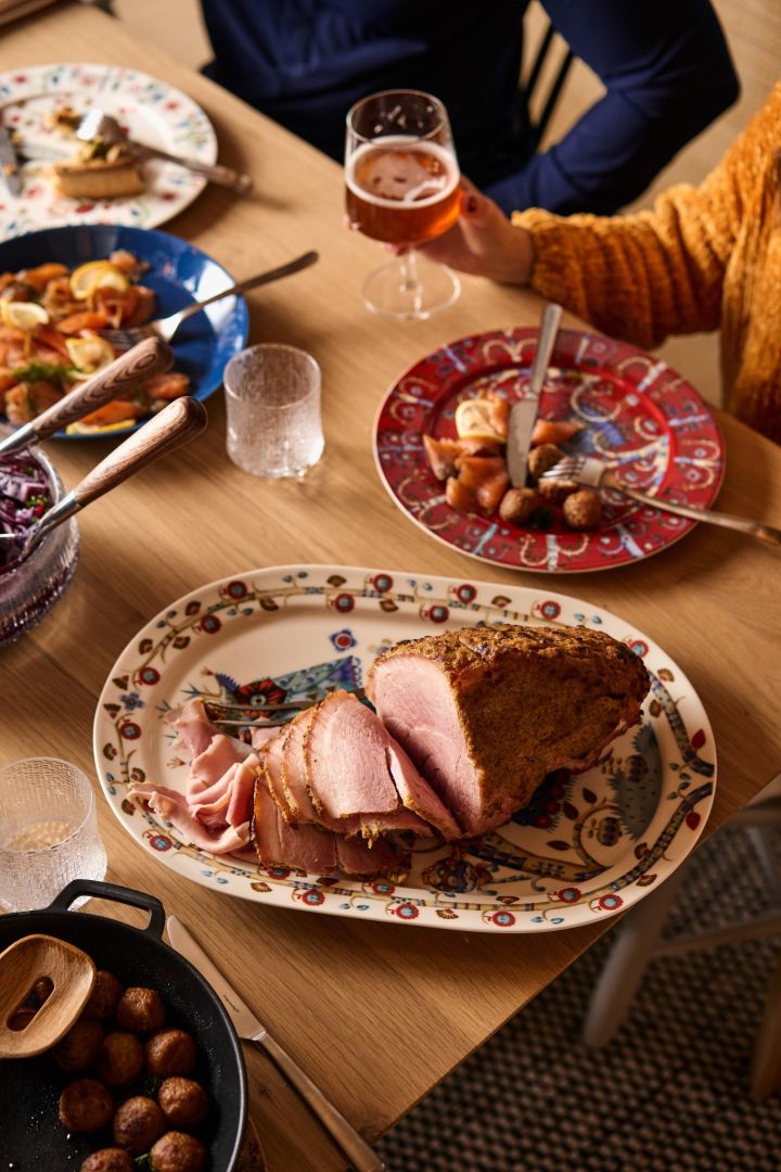 Zweedse kerst: Een gesneden ham op een traditionele Zweedse kersttafel.