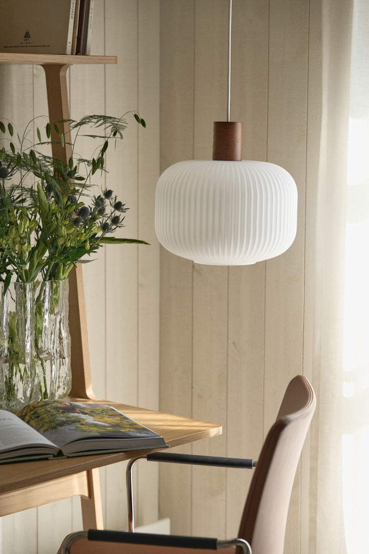 Japandi: Hier zie je de Fair hanglamp van Scandi Living boven een bureau hangen.