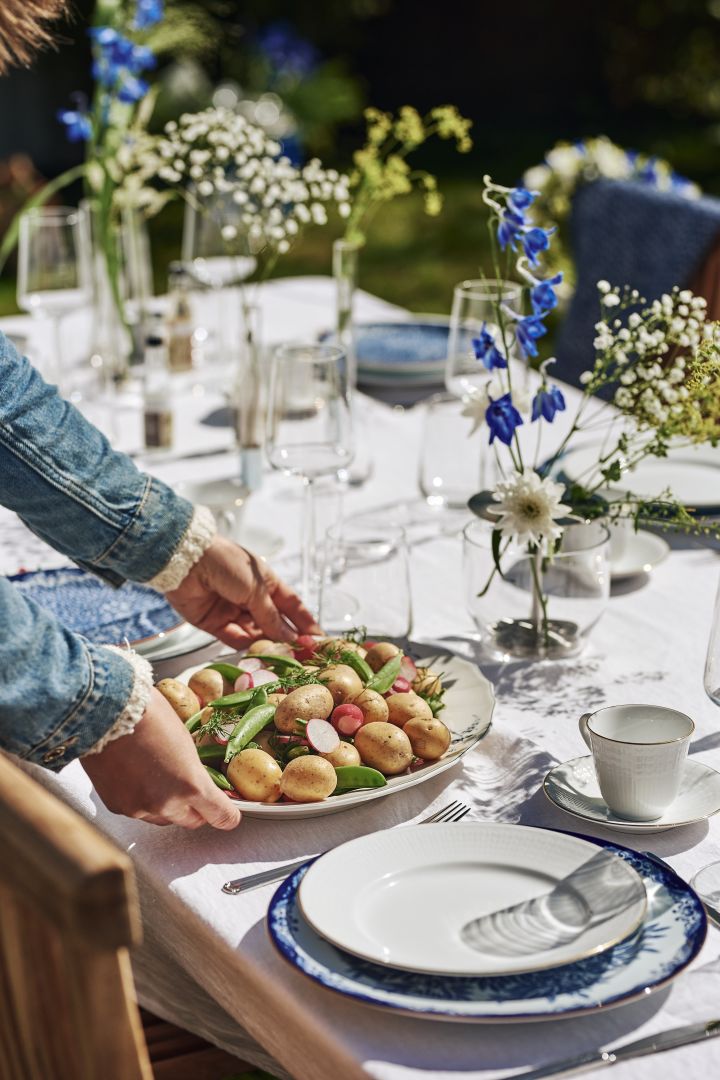 Geen midzomerfeestje is compleet zonder een heerlijke en eenvoudige aardappelsalade. 