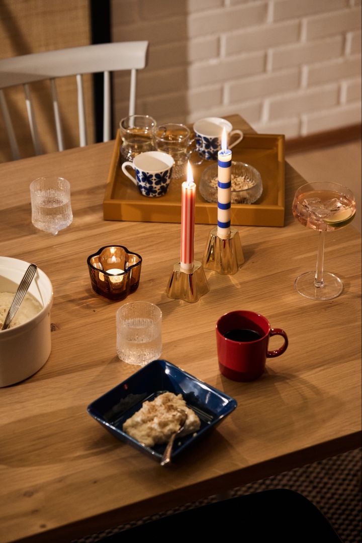 Zweeds kerstdiner: Een feestelijke Zweedse rood-blauwe kersttafel met een blauwe schaaltje ris a la Malta, een bijpassende rode mok en blauwe en rode kaarsen. 