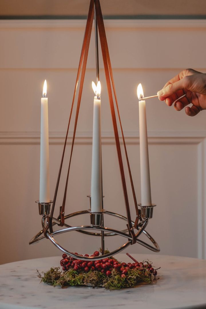 Laat je inspireren door stijlvolle adventskaarshouders voor kerst: Hier zie je de stijlvolle Season adventskaarsenhouder in zilver van Georg Jensen.