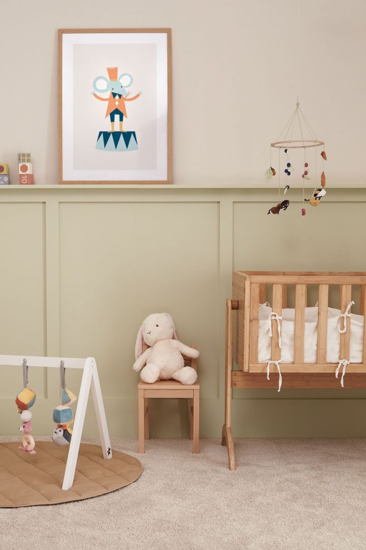 Mobielen helpen niet alleen bij de coördinatie van baby's, maar maken ook de inrichting van de babykamer compleet. De mobiele mobiel Edvin van Kid's Concept bestaat uit bladeren, bessen, bijen en mieren gemaakt van natuurlijke materialen.