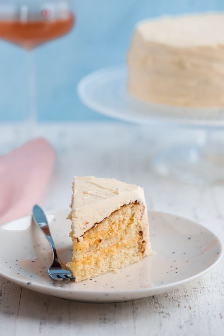 Baka med Frida voor het nieuwe jaar - 3 feestelijke chocoladedesserts. Hier zie je een lekker stukje taart op het Sproetbord in wit van Scandi Living.