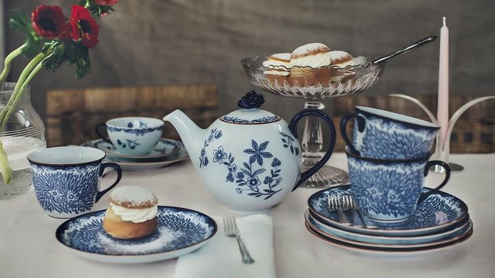 Ook Semlor is een favoriet Zweeds gebakje. Hier zie je er een op typisch koffieservies uit de Ostindia-collectie van Rörstrand.