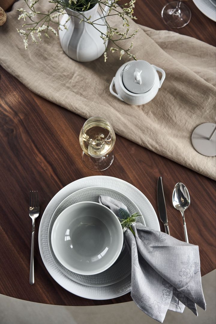 Een elegant idee voor een gedekte tafel met Swedish Grace van Rörstrand. Hier zie je het bord en de schaal in de kleur Mist met een grijs servet van Scandi Living. 