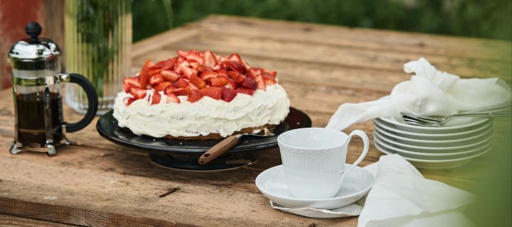 Maak deze zomer een aardbeientaart en nodig uit voor koffietijd met Bodum-perskan en Swedish Grace porselein. 