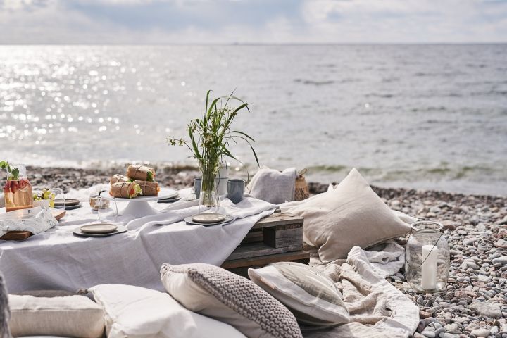 Picknicken op het strand is een van de dingen die je deze zomer moet doen en die je op je zomer bucketlist moet zetten. 