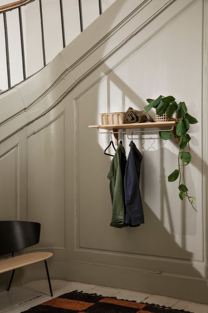 Hoe je een kleine hal inricht: inspiratie van ferm LIVING om de hal beter te organiseren met een open garderobe met een wandplank van Sector met een stang voor kleerhangers.