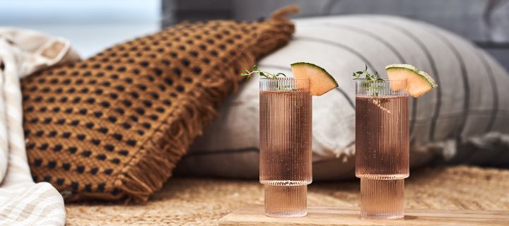 Tips voor makkelijke zomerdrankjes - een verfrissend drankje met meloen en bubbels geserveerd in trendy Ripple longdrinkglazen van Ferm Living.