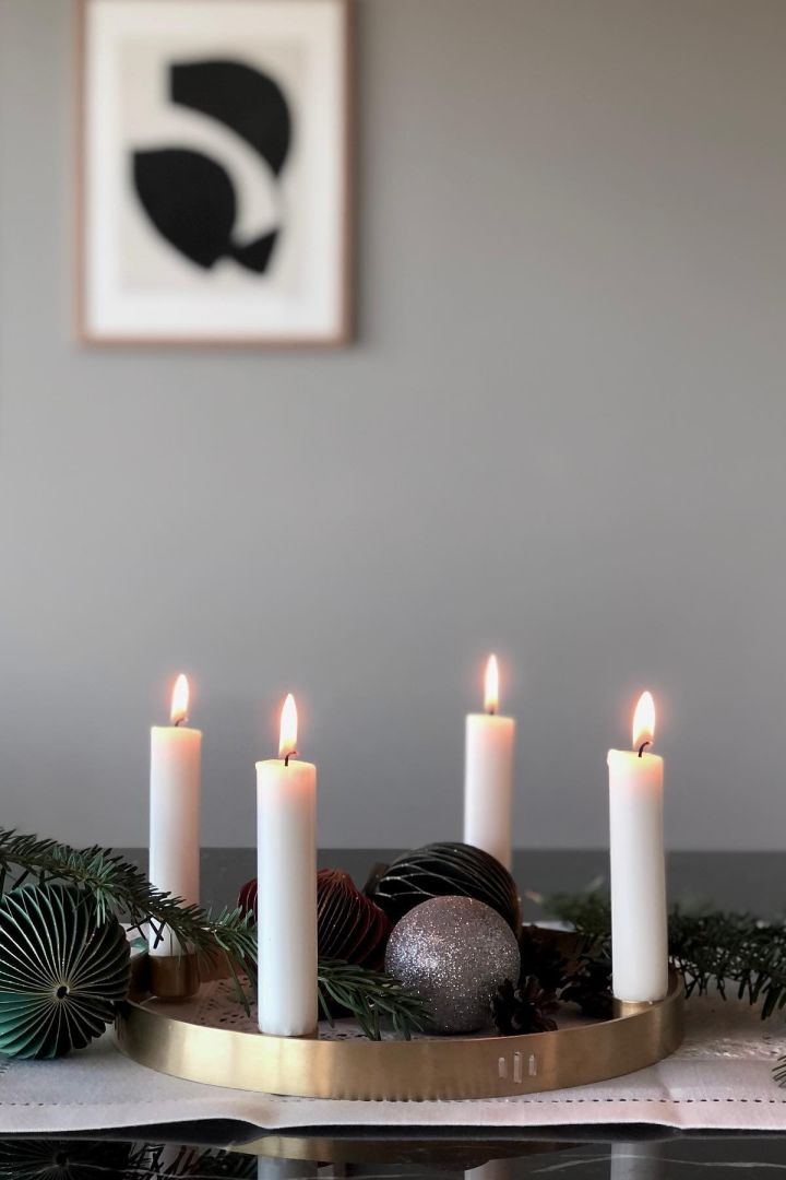 Laat je inspireren door stijlvolle adventskaarshouders voor kerst: Hier zie je de moderne en stijlvolle Circle adventskaarsenhouder in messing van ferm LIVING.