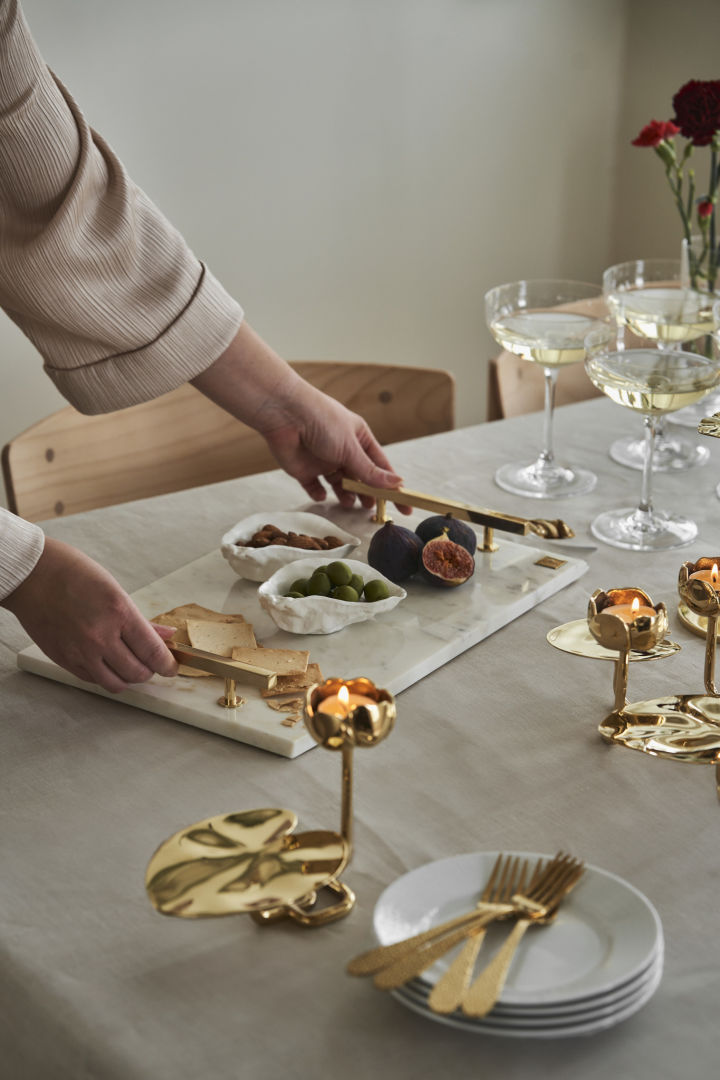 Serveer eten in stijl met het Hilke dienblad, dat bestaat uit een marmeren plaat en twee handgrepen.