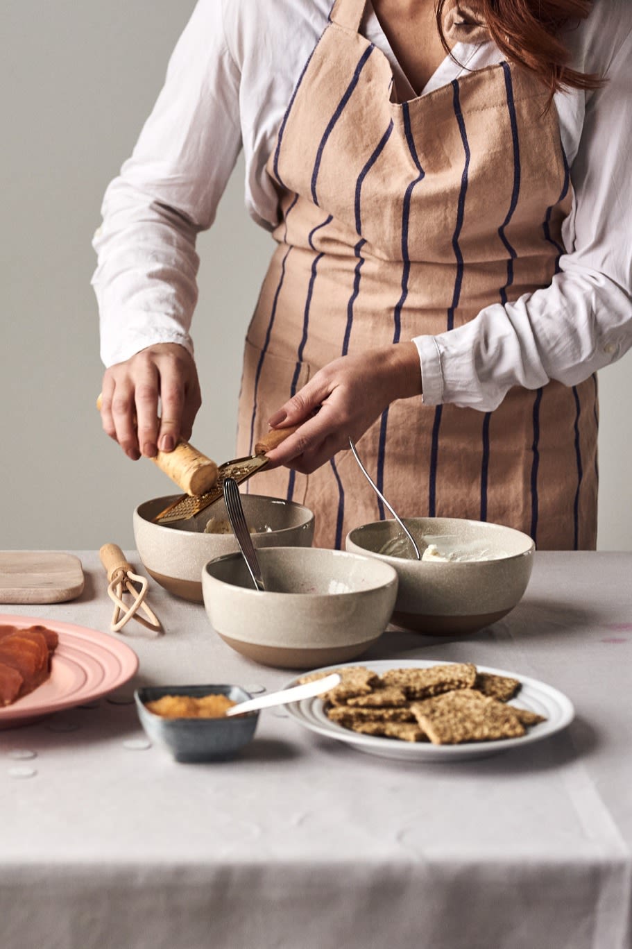 Rasp mierikswortel met de Bloomingville messing rasp in een Scandi Living Fossil kom voor een van de 4 eenvoudige hapjes voor je nieuwjaarsfeest.