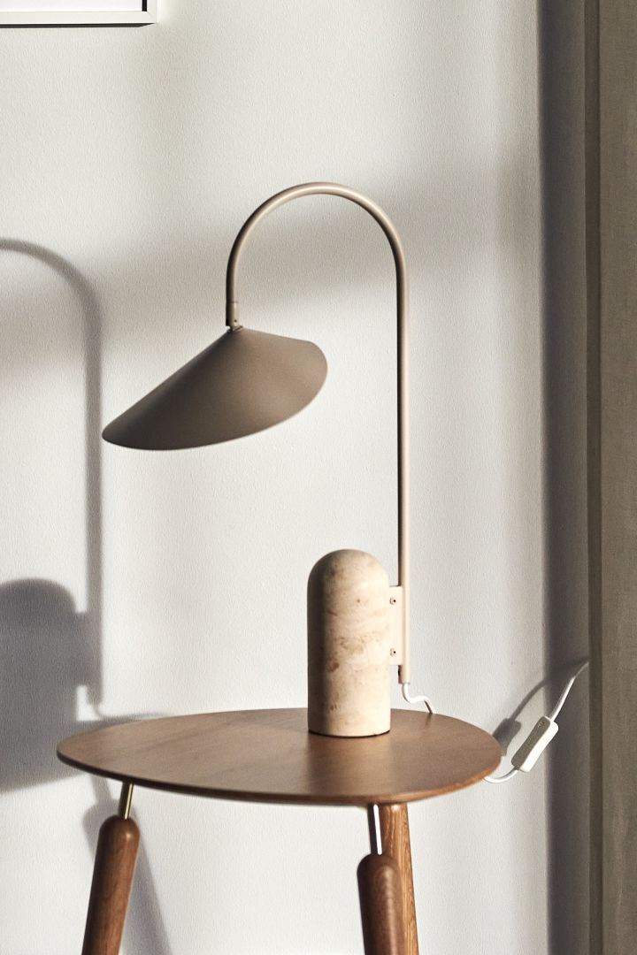 Hier zie je de Scandinavische designlamp Arum van ferm LIVING in beige.