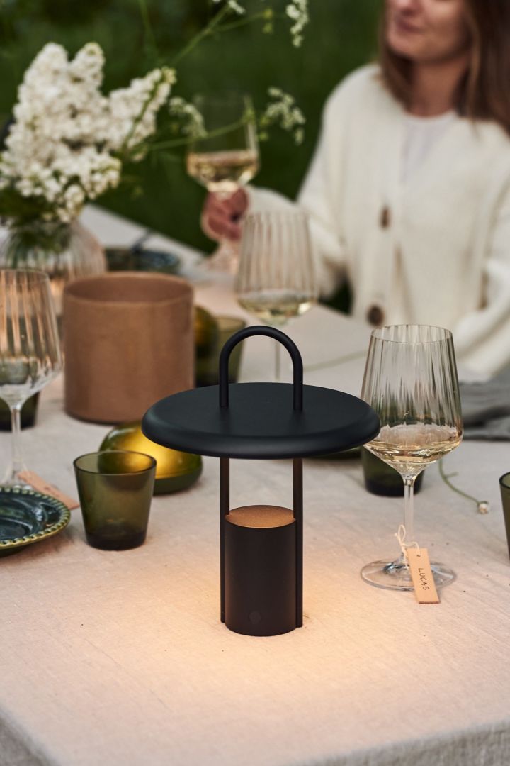 De Pier LED draagbare en oplaadbare lamp van Stelton is perfect om op de gedekte tafel te hebben als het donker wordt. 