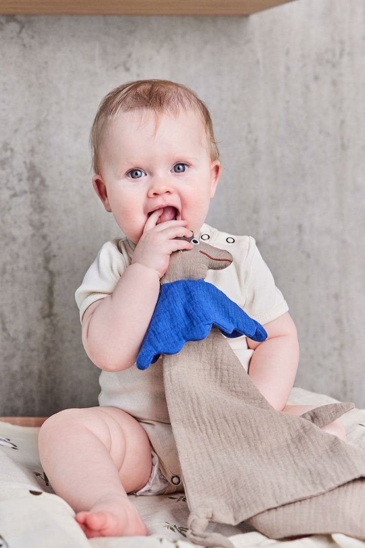 Het Hunsi Dog knuffeldoekje van OYOY kan dankzij het hondenhoofd ook als knuffel worden gebruikt door baby's, waardoor het een veelzijdig cadeau voor een babyshower is.