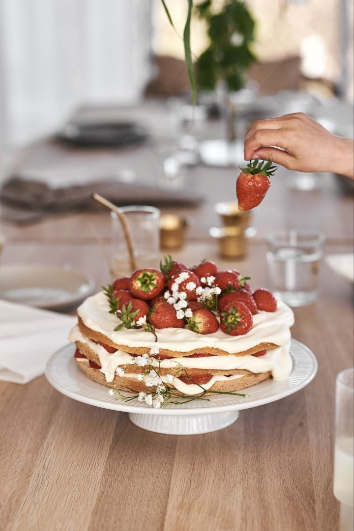 Aardbeientaart is het meest traditionele dessert voor een echt Zweeds midzomerfeest. Serveer de jouwe op een eenvoudige witte taartstandaard zoals deze van Eva Solo. 