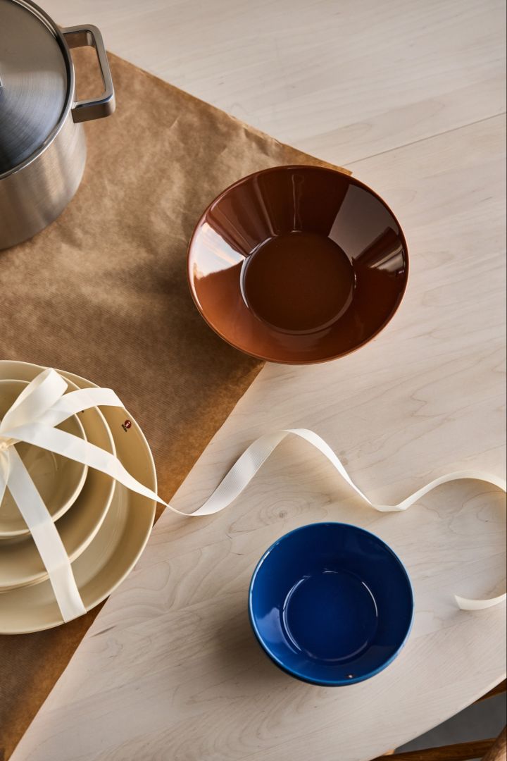 Het Teema servies van Iittala is een perfecte cadeauset tip voor de designliefhebber. Hier zie je klassieke Teema borden en kommen in beige, blauw en rood.