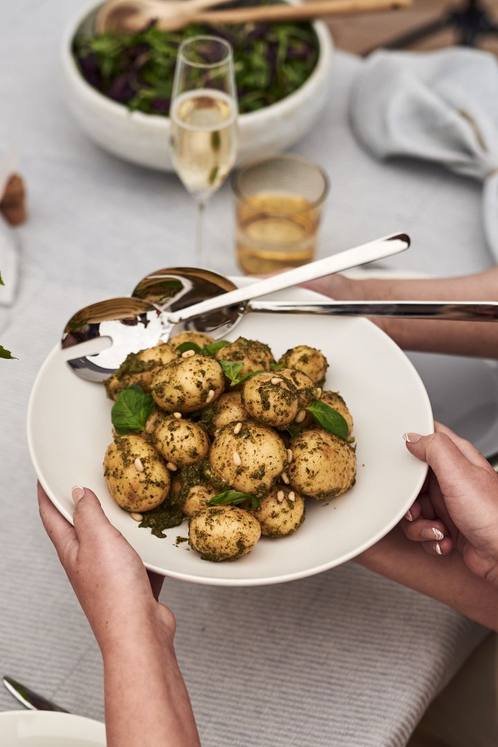 Serveer een heerlijke pesto-aardappelsalade zoals deze op je volgende zomerse tuinfeest.