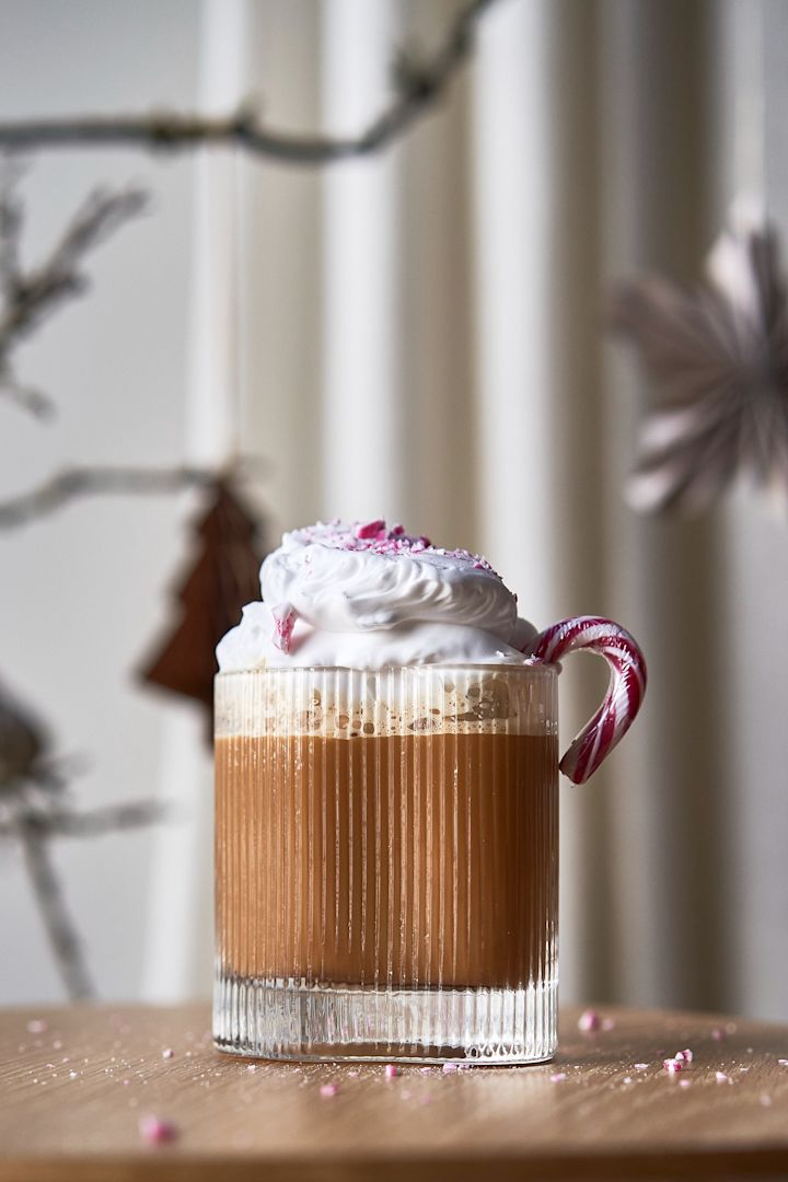 Eenvoudige kerstcocktails: Zorg dat dit jaar extra gezellig voelt en verwen jezelf en je geliefden met een zuurstokkoffie, hier geserveerd in een Ripe-glas van Muubs.