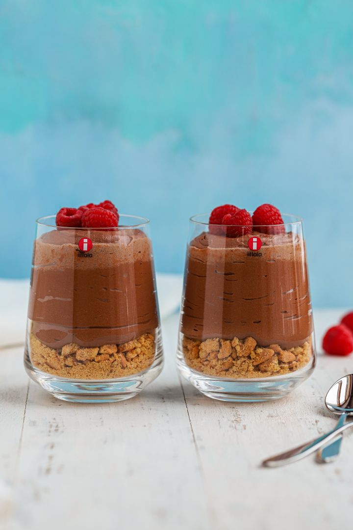 Baka med Frida voor het nieuwe jaar - 3 feestelijke chocoladedesserts voor het nieuwe jaar. Hier zie je een heerlijke chocolade cheesecake in een Essence drinkglas van Iittala.