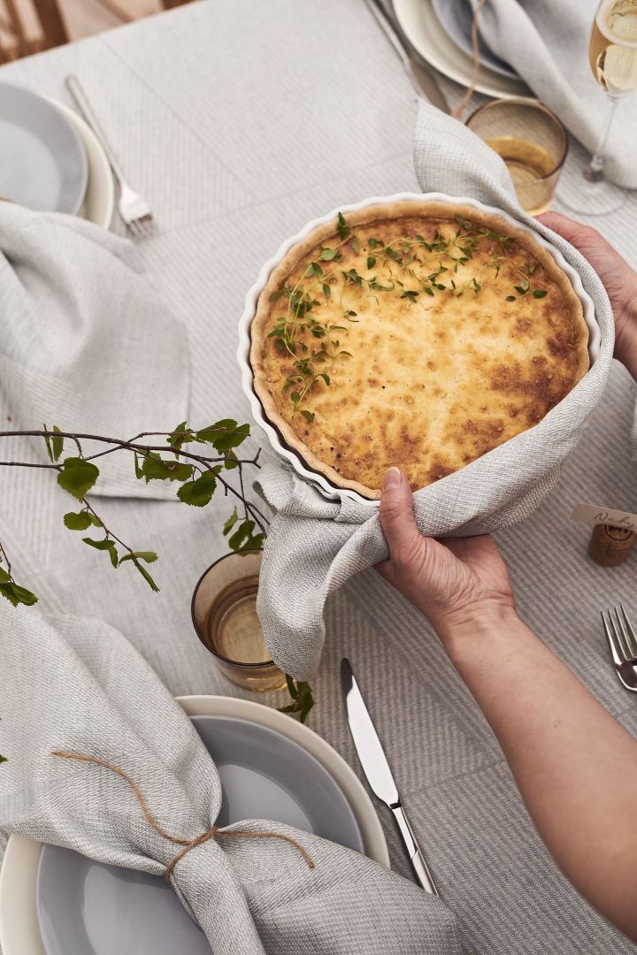 Västerbottenpastei is een echte favoriet voor midzomerfeestjes. Geserveerd in een witte pasteischaal zoals deze van Pillivuyt ziet hij er net zo goed uit als hij smaakt. 