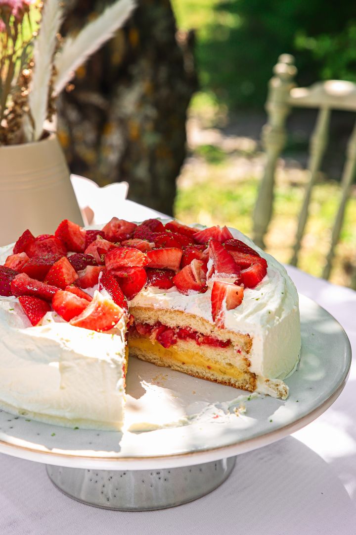 Frida Skattberg “Baka med Frida” bakt eenvoudige taarten voor midzomer, zoals deze klassieke slagroomtaart met vla en aardbeien op de Nordic Sand taartschaal van Broste Copenhagen.