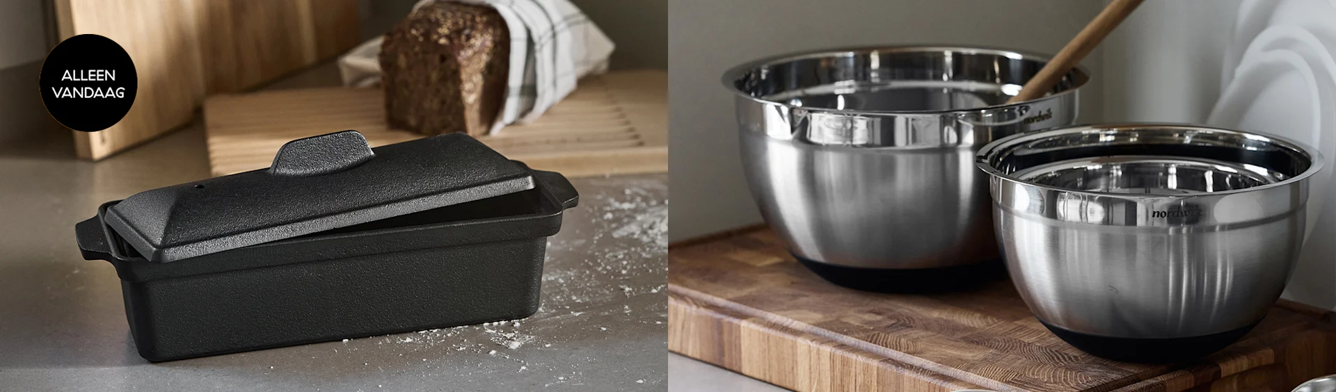 Zwart gietijzeren broodblik en twee roestvrijstalen mengkommen met antislip bodem. Label 'ALLEEN VANDAAG'.