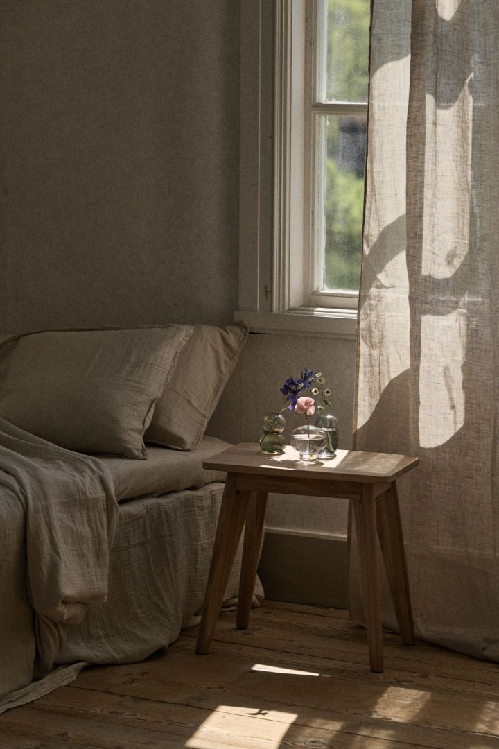 Geef je slaapkamer een zomers tintje voor midzomer en zet losse bloemen in de midzomervazen van Orrefors op je nachtkastje.