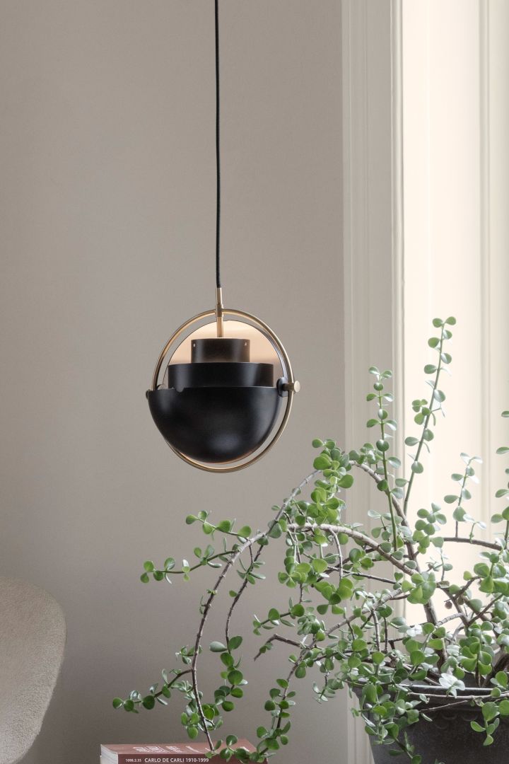 Hier zie je een klassieke Scandinavische designlamp, namelijk de Multi-Lite hanglamp van Gubi.