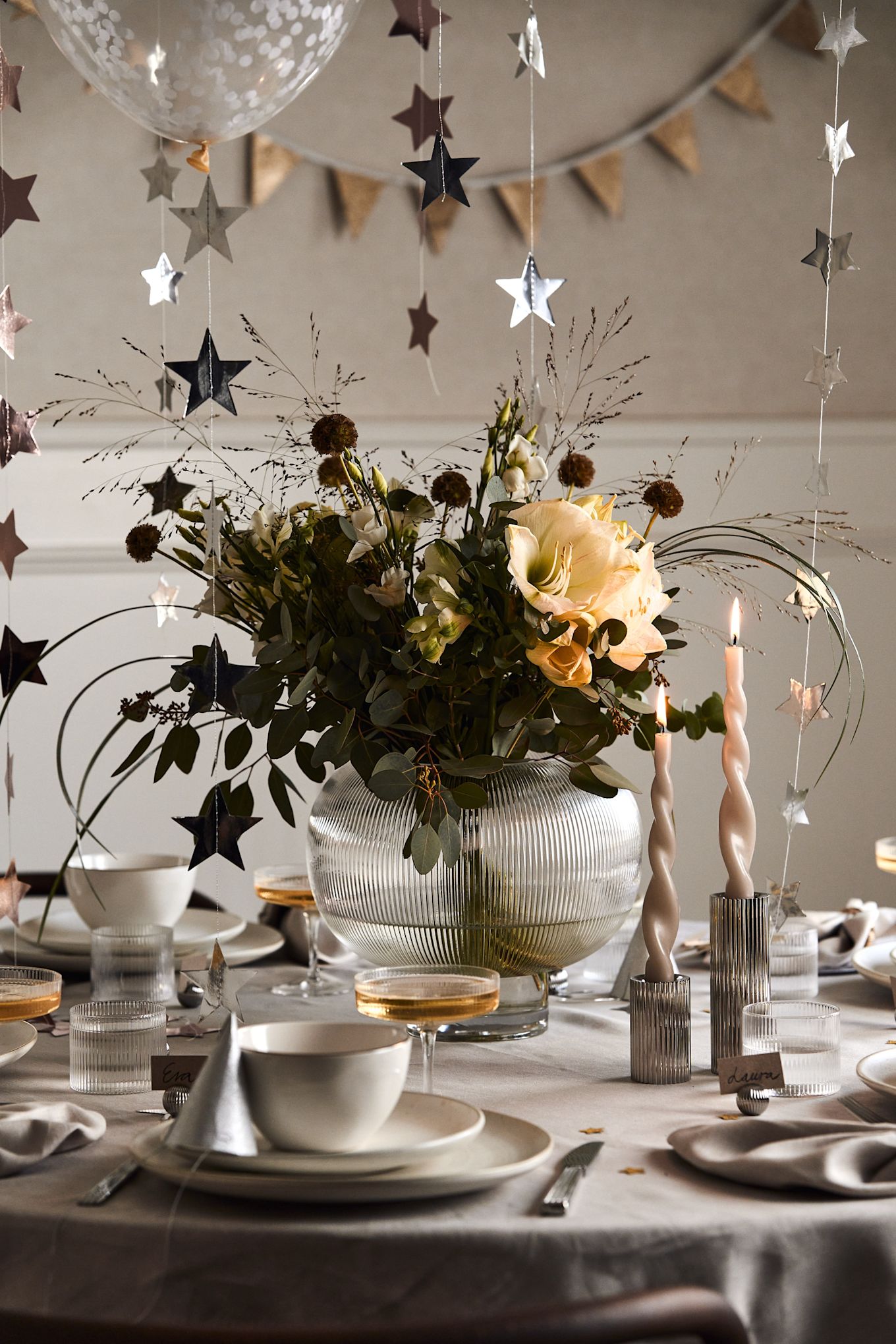 Ideeën voor je nieuwjaarsfeest: Zet een grote vaas met een boeket bloemen erin in het midden van de tafel als blikvanger.