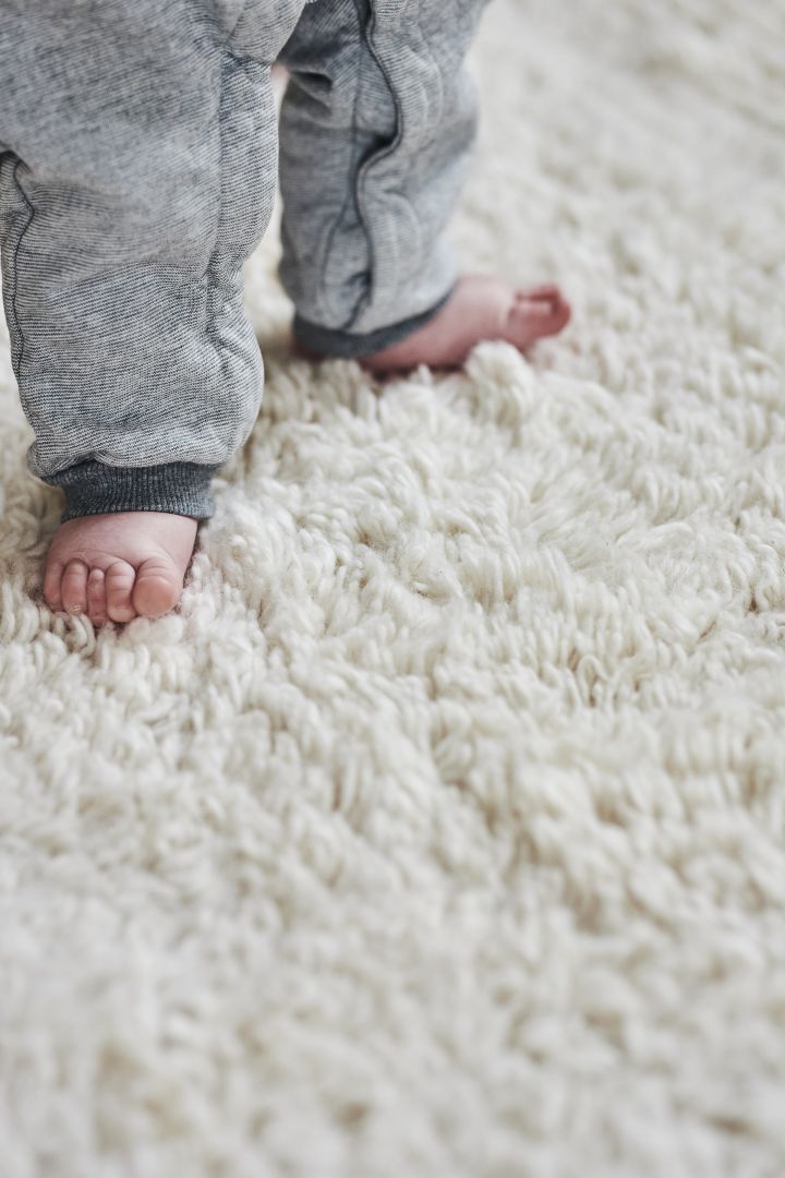 Creëer een gezellige hygge woonkamer met een knus hoogpolig vloerkleed zoals dit van Scandi Living, hier te zien met kleine babytenen! 