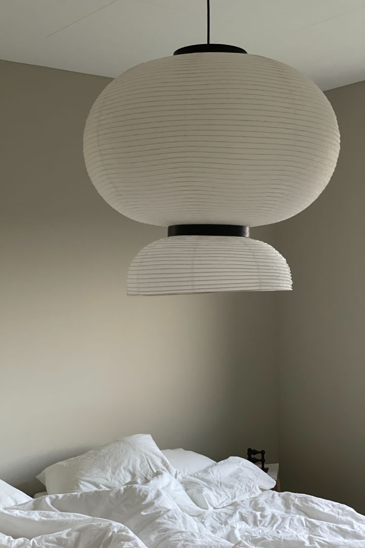 Hier zie je de Scandinavische designlamp Formakami van &Tradition in de slaapkamer van de Zweedse influencer @homebynicky.