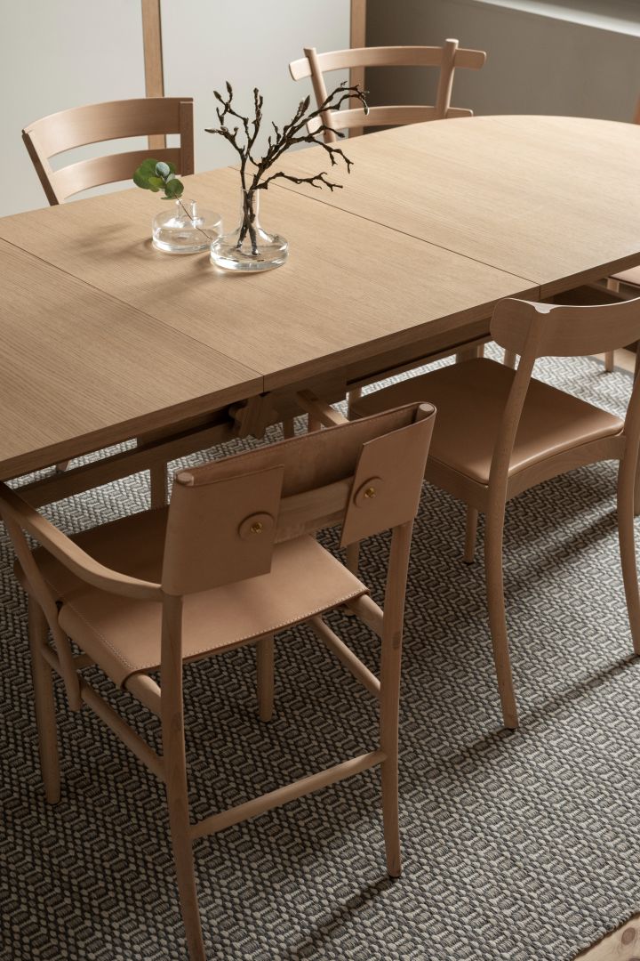 Hier zie je de Ateljé tafel met verschillende stoelen. 